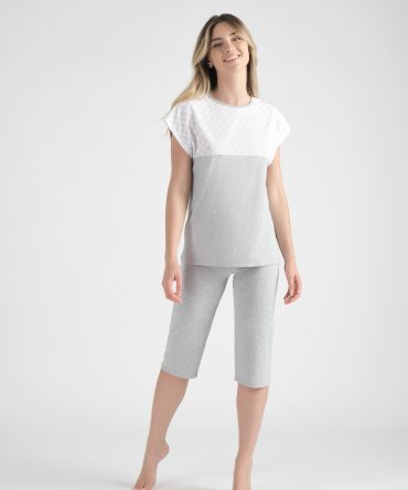 Pigiama corto t shirt mezza manica, maglia con dettagli in sangallo ,pinocchietto tinta unita in viscosa